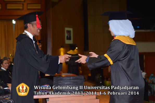 wisuda-unpad-gel-ii-ta-2013_2014-fakultas-hukum-oleh-dekan-143