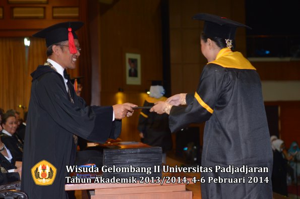 wisuda-unpad-gel-ii-ta-2013_2014-fakultas-hukum-oleh-dekan-144