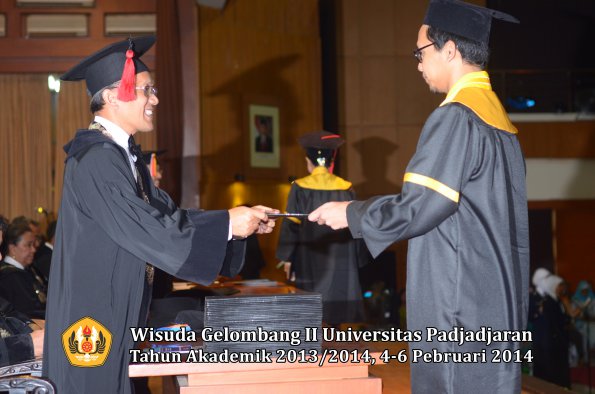 wisuda-unpad-gel-ii-ta-2013_2014-fakultas-hukum-oleh-dekan-145