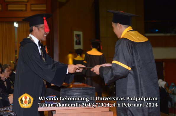 wisuda-unpad-gel-ii-ta-2013_2014-fakultas-hukum-oleh-dekan-146