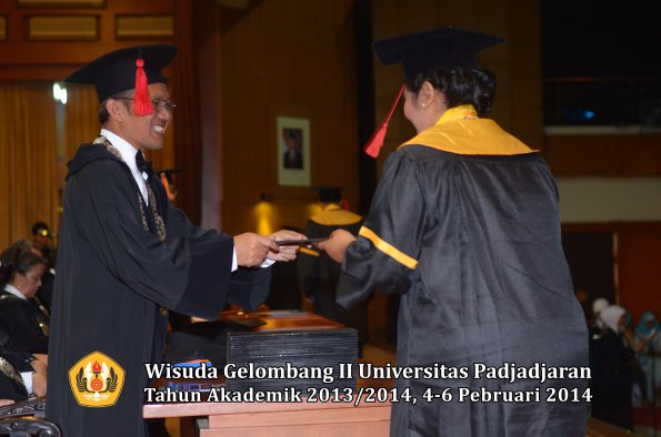 wisuda-unpad-gel-ii-ta-2013_2014-fakultas-hukum-oleh-dekan-147