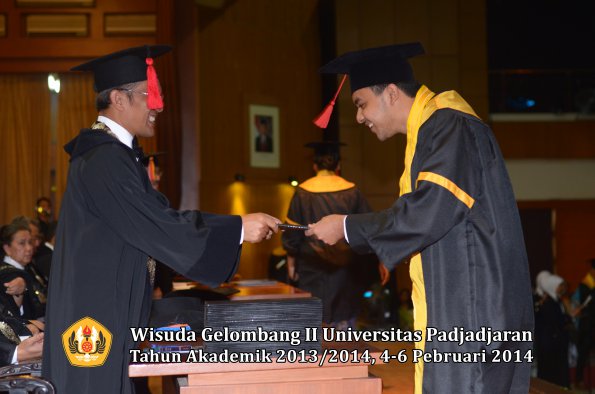 wisuda-unpad-gel-ii-ta-2013_2014-fakultas-hukum-oleh-dekan-148