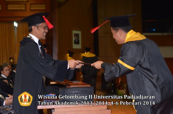 wisuda-unpad-gel-ii-ta-2013_2014-fakultas-hukum-oleh-dekan-149