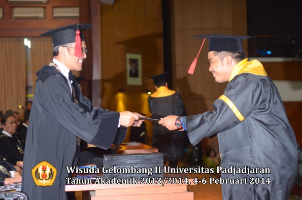 wisuda-unpad-gel-ii-ta-2013_2014-fakultas-hukum-oleh-dekan-150