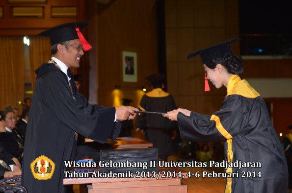 wisuda-unpad-gel-ii-ta-2013_2014-fakultas-hukum-oleh-dekan-151