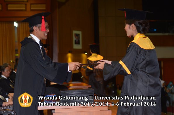 wisuda-unpad-gel-ii-ta-2013_2014-fakultas-hukum-oleh-dekan-152