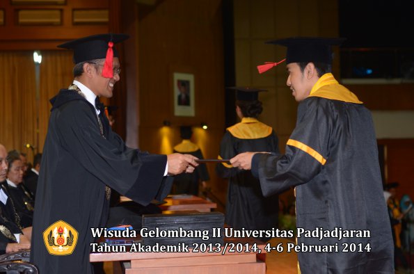 wisuda-unpad-gel-ii-ta-2013_2014-fakultas-hukum-oleh-dekan-153