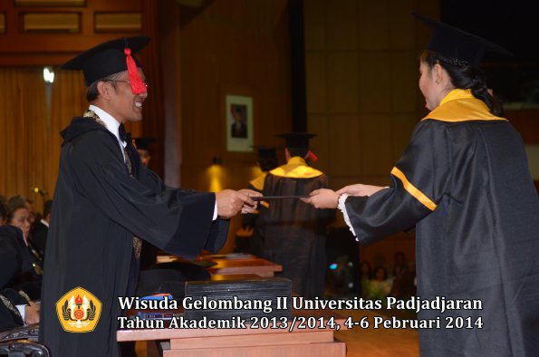 wisuda-unpad-gel-ii-ta-2013_2014-fakultas-hukum-oleh-dekan-154