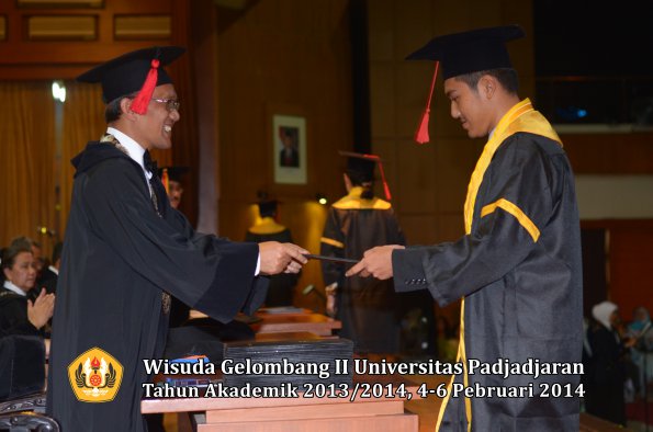 wisuda-unpad-gel-ii-ta-2013_2014-fakultas-hukum-oleh-dekan-155