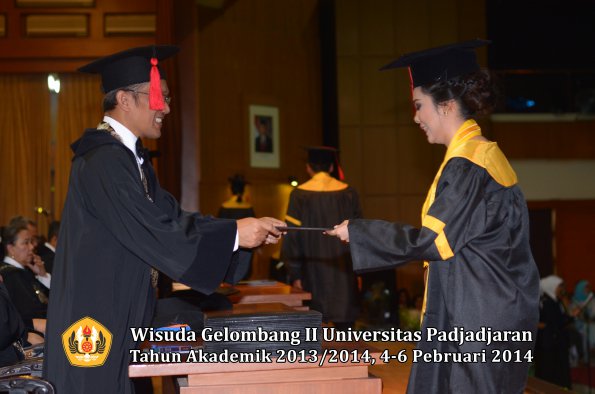 wisuda-unpad-gel-ii-ta-2013_2014-fakultas-hukum-oleh-dekan-156