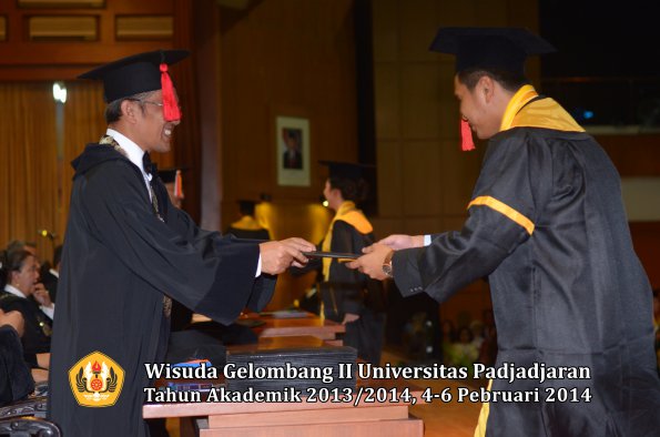 wisuda-unpad-gel-ii-ta-2013_2014-fakultas-hukum-oleh-dekan-157