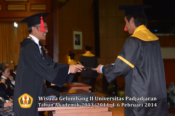 wisuda-unpad-gel-ii-ta-2013_2014-fakultas-hukum-oleh-dekan-158