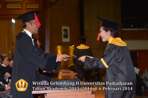 wisuda-unpad-gel-ii-ta-2013_2014-fakultas-hukum-oleh-dekan-159