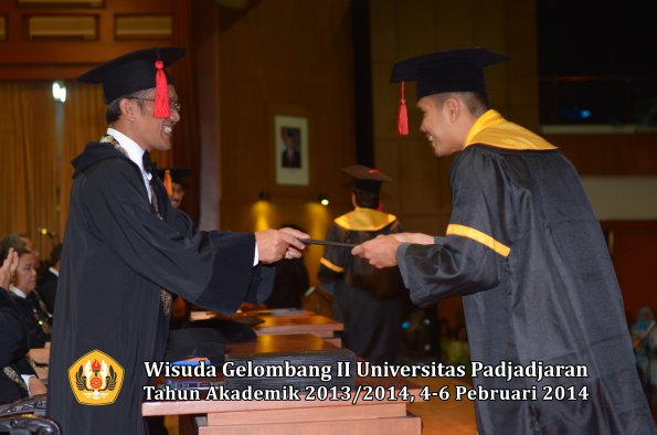 wisuda-unpad-gel-ii-ta-2013_2014-fakultas-hukum-oleh-dekan-160