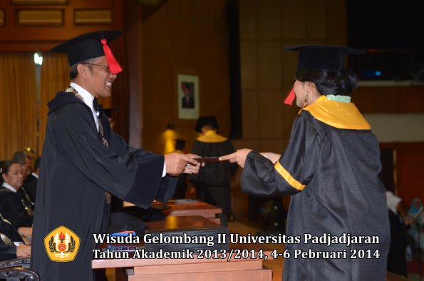 wisuda-unpad-gel-ii-ta-2013_2014-fakultas-hukum-oleh-dekan-161