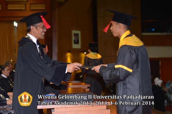 wisuda-unpad-gel-ii-ta-2013_2014-fakultas-hukum-oleh-dekan-162