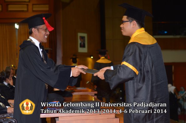 wisuda-unpad-gel-ii-ta-2013_2014-fakultas-hukum-oleh-dekan-163