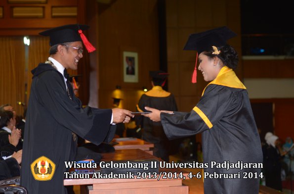 wisuda-unpad-gel-ii-ta-2013_2014-fakultas-hukum-oleh-dekan-164