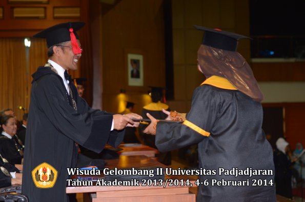 wisuda-unpad-gel-ii-ta-2013_2014-fakultas-hukum-oleh-dekan-165