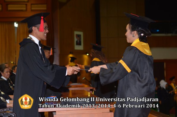 wisuda-unpad-gel-ii-ta-2013_2014-fakultas-hukum-oleh-dekan-166