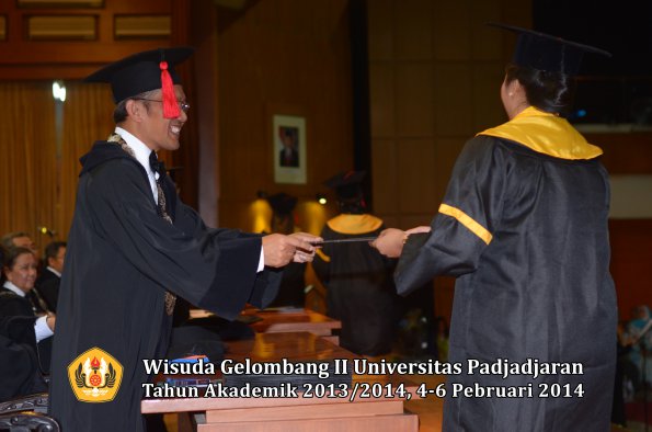 wisuda-unpad-gel-ii-ta-2013_2014-fakultas-hukum-oleh-dekan-167