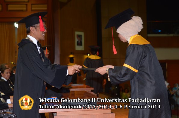 wisuda-unpad-gel-ii-ta-2013_2014-fakultas-hukum-oleh-dekan-168