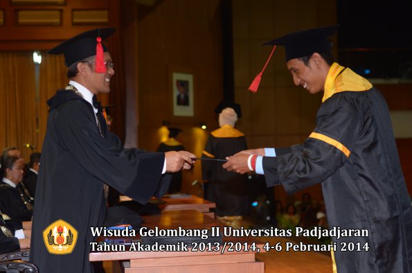 wisuda-unpad-gel-ii-ta-2013_2014-fakultas-hukum-oleh-dekan-169