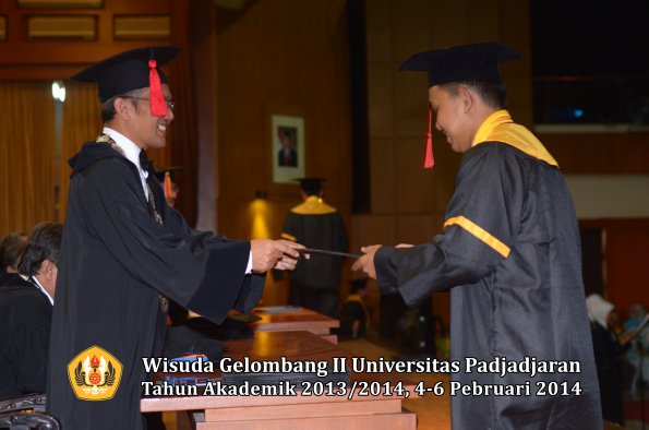 wisuda-unpad-gel-ii-ta-2013_2014-fakultas-hukum-oleh-dekan-170