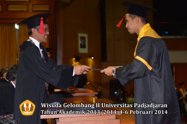 wisuda-unpad-gel-ii-ta-2013_2014-fakultas-hukum-oleh-dekan-171