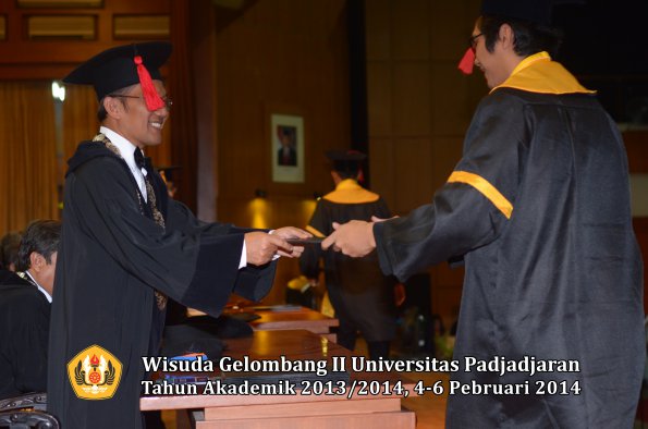 wisuda-unpad-gel-ii-ta-2013_2014-fakultas-hukum-oleh-dekan-172