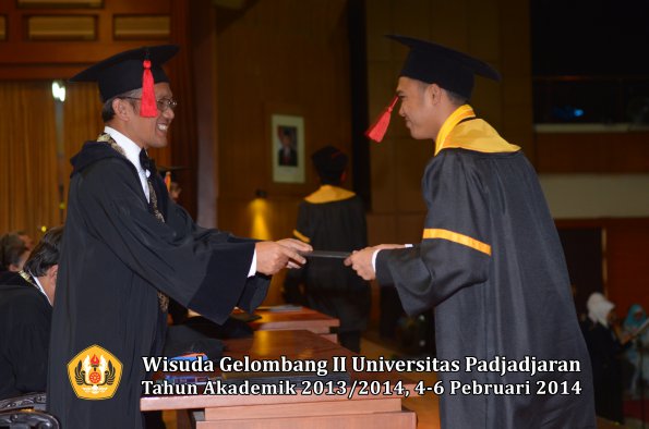 wisuda-unpad-gel-ii-ta-2013_2014-fakultas-hukum-oleh-dekan-173