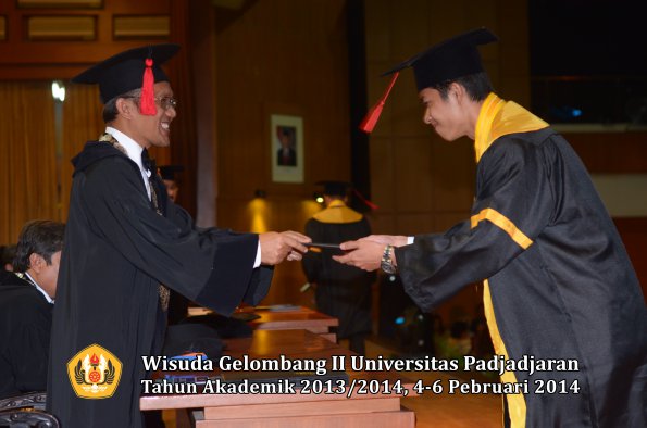 wisuda-unpad-gel-ii-ta-2013_2014-fakultas-hukum-oleh-dekan-174