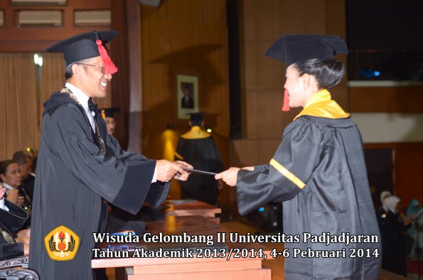 wisuda-unpad-gel-ii-ta-2013_2014-fakultas-hukum-oleh-dekan-175