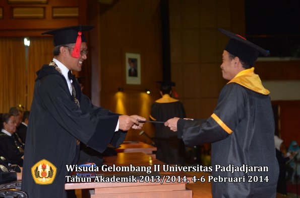 wisuda-unpad-gel-ii-ta-2013_2014-fakultas-hukum-oleh-dekan-176