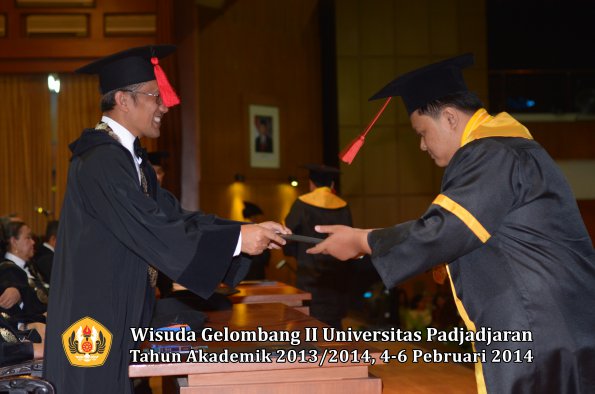 wisuda-unpad-gel-ii-ta-2013_2014-fakultas-hukum-oleh-dekan-177