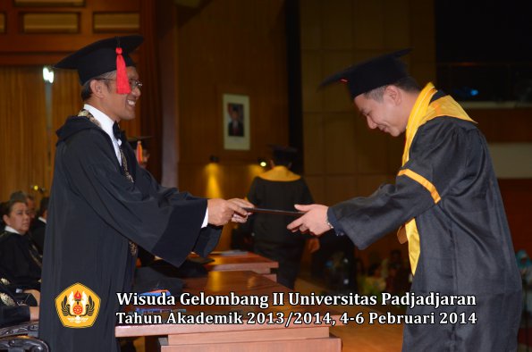 wisuda-unpad-gel-ii-ta-2013_2014-fakultas-hukum-oleh-dekan-178