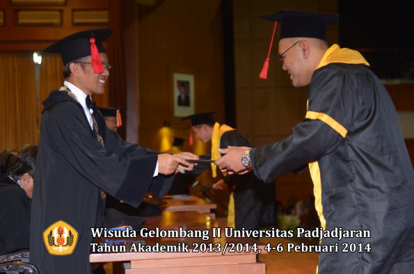 wisuda-unpad-gel-ii-ta-2013_2014-fakultas-hukum-oleh-dekan-179