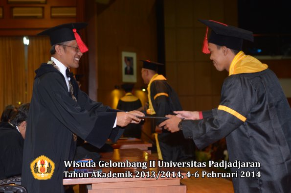 wisuda-unpad-gel-ii-ta-2013_2014-fakultas-hukum-oleh-dekan-180