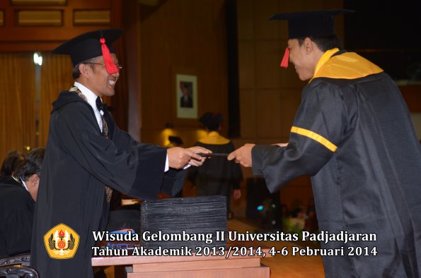 wisuda-unpad-gel-ii-ta-2013_2014-fakultas-hukum-oleh-dekan-181