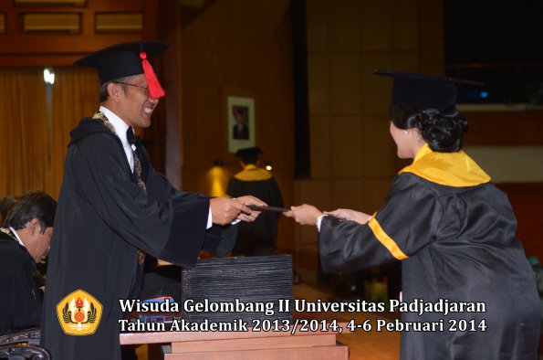 wisuda-unpad-gel-ii-ta-2013_2014-fakultas-hukum-oleh-dekan-182