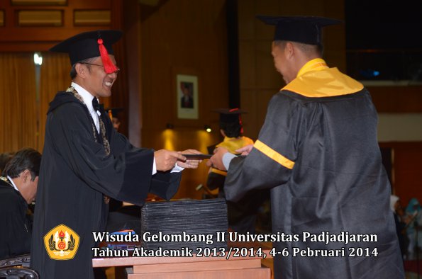 wisuda-unpad-gel-ii-ta-2013_2014-fakultas-hukum-oleh-dekan-183