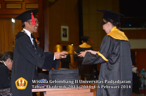 wisuda-unpad-gel-ii-ta-2013_2014-fakultas-hukum-oleh-dekan-184