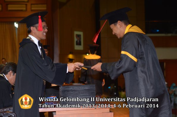 wisuda-unpad-gel-ii-ta-2013_2014-fakultas-hukum-oleh-dekan-185