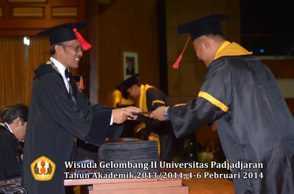 wisuda-unpad-gel-ii-ta-2013_2014-fakultas-hukum-oleh-dekan-186