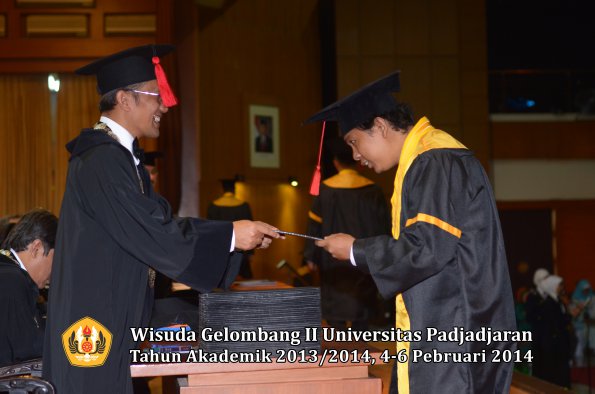 wisuda-unpad-gel-ii-ta-2013_2014-fakultas-hukum-oleh-dekan-187