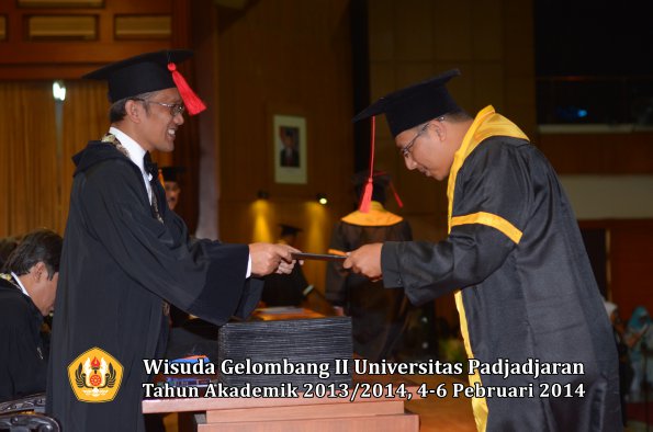 wisuda-unpad-gel-ii-ta-2013_2014-fakultas-hukum-oleh-dekan-188