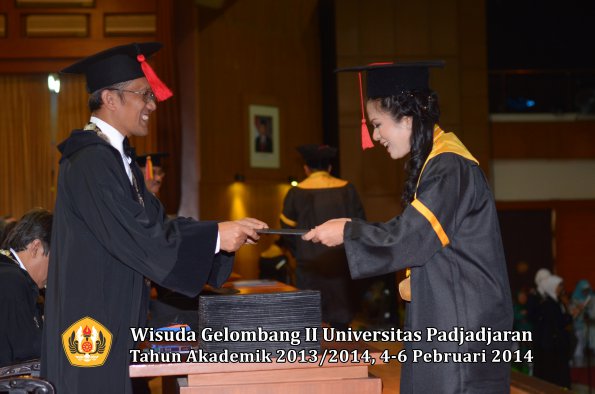 wisuda-unpad-gel-ii-ta-2013_2014-fakultas-hukum-oleh-dekan-189