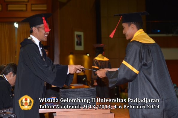 wisuda-unpad-gel-ii-ta-2013_2014-fakultas-hukum-oleh-dekan-190