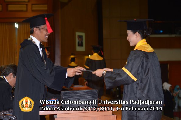 wisuda-unpad-gel-ii-ta-2013_2014-fakultas-hukum-oleh-dekan-191