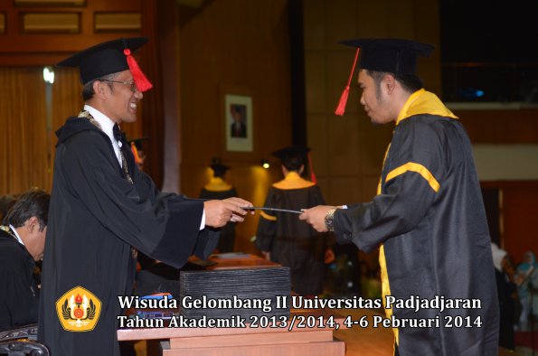 wisuda-unpad-gel-ii-ta-2013_2014-fakultas-hukum-oleh-dekan-192